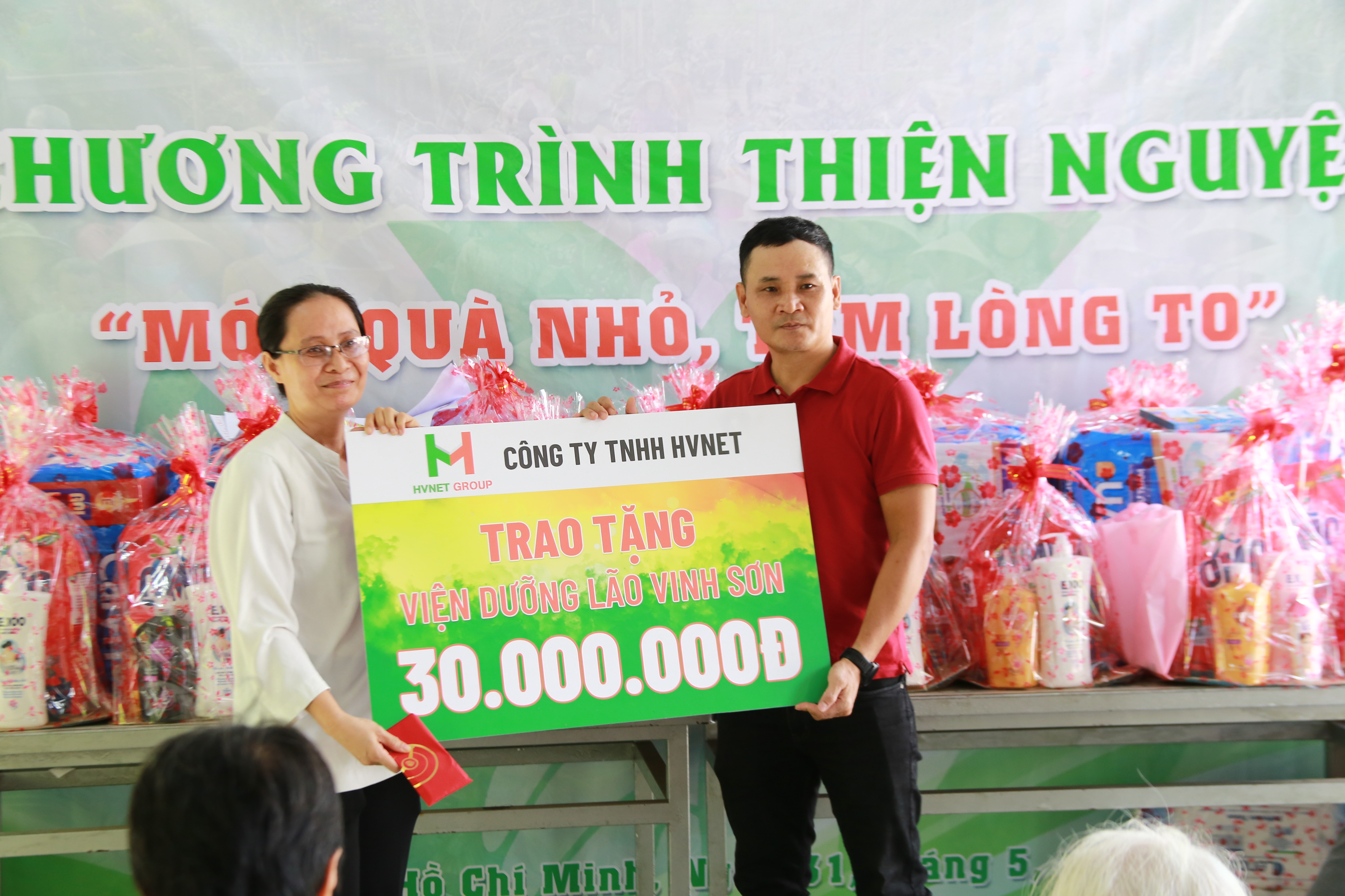 Đại diện HVNET GROUP trao tặng hiện kim cho Viện Dưỡng Lão Vinh Sơn